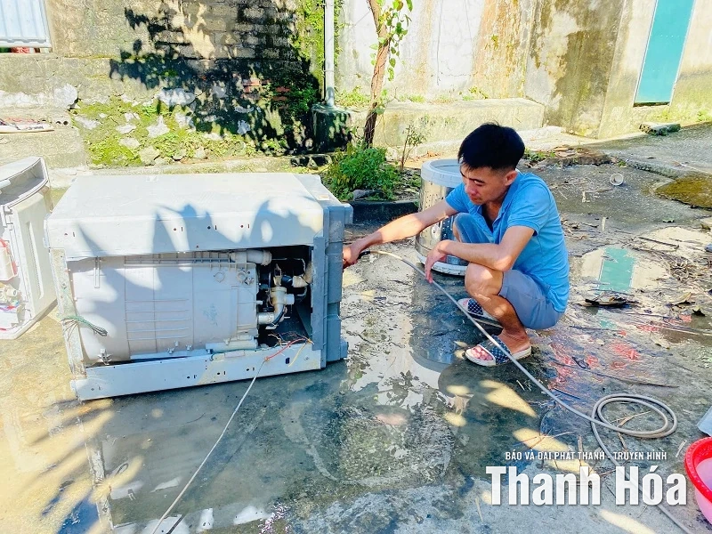 Những người thợ xông pha vùng lũ...