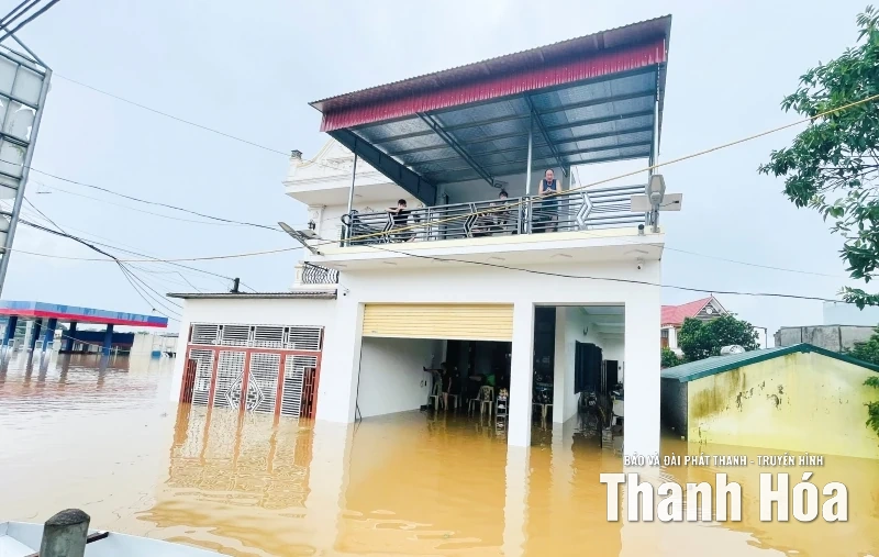 Phó Chủ tịch UBND tỉnh Mai Xuân Liêm kiểm tra tình hình ngập lụt tại xã Kim Tân