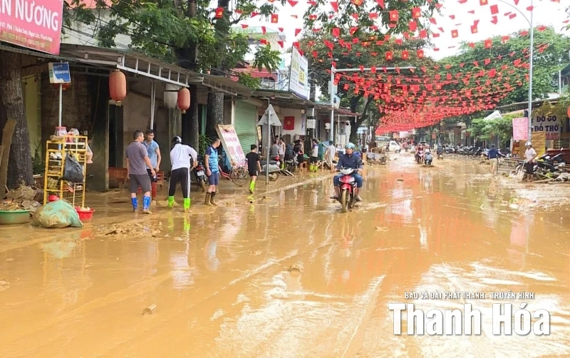 Người dân xã Ngọc Lặc khẩn trương dọn dẹp sau lũ