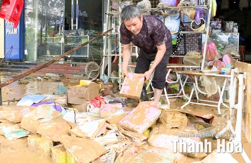 Người dân xã Ngọc Lặc khẩn trương dọn dẹp sau lũ