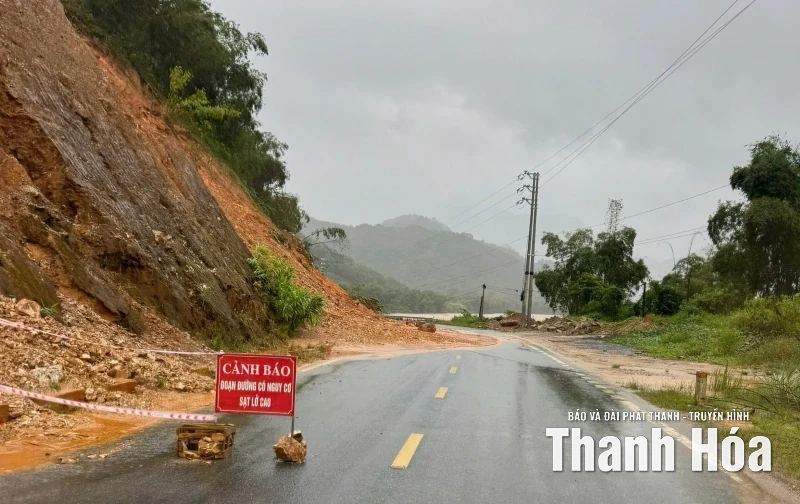 Khắc phục sạt lở, đảm bảo giao thông thông suốt