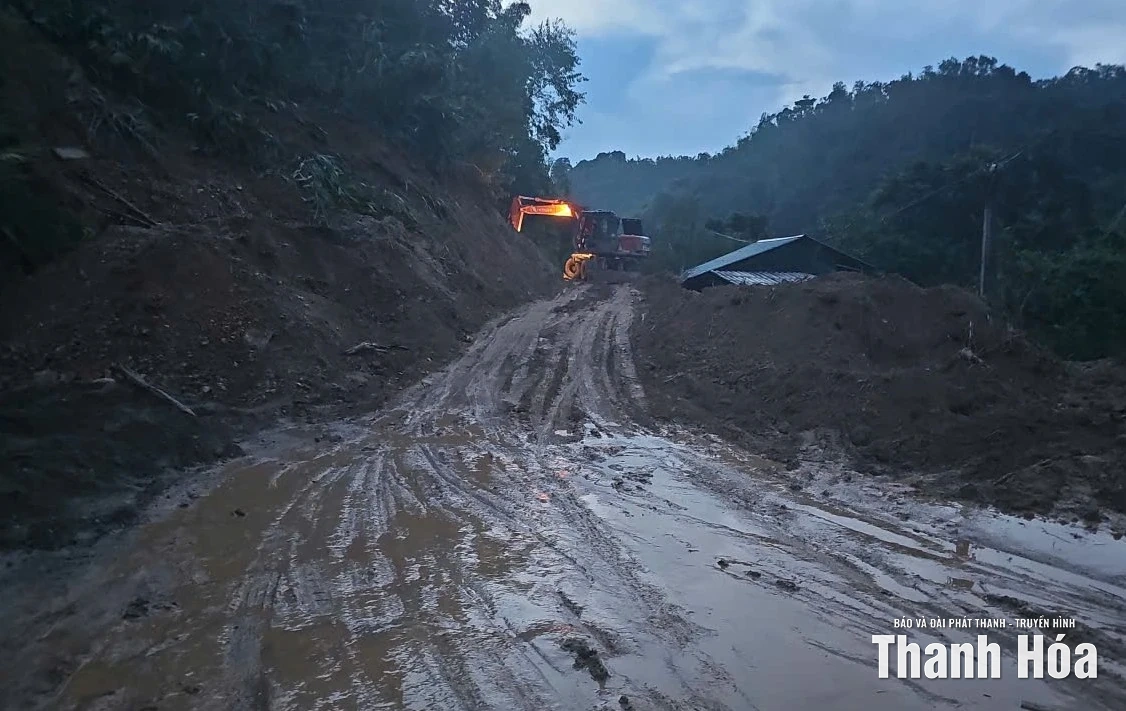 Khắc phục sạt lở, đảm bảo giao thông thông suốt