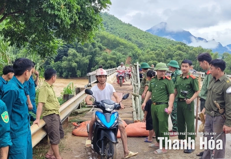 Khắc phục sạt lở, đảm bảo giao thông thông suốt