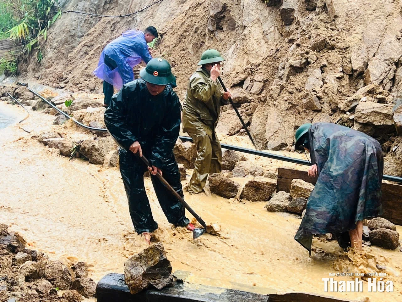 Khắc phục sạt lở, đảm bảo giao thông thông suốt