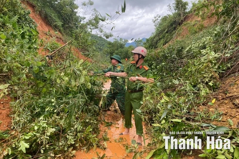 Khắc phục sạt lở, đảm bảo giao thông thông suốt
