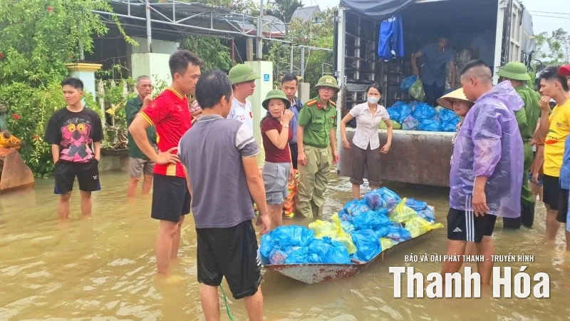 Xã Thắng Lợi thành lập đoàn cứu trợ đưa nhu yếu phẩm đến với người dân vùng ngập lụt