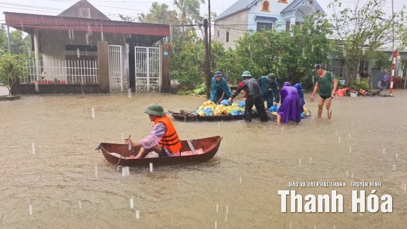 Xã Thắng Lợi thành lập đoàn cứu trợ đưa nhu yếu phẩm đến với người dân vùng ngập lụt