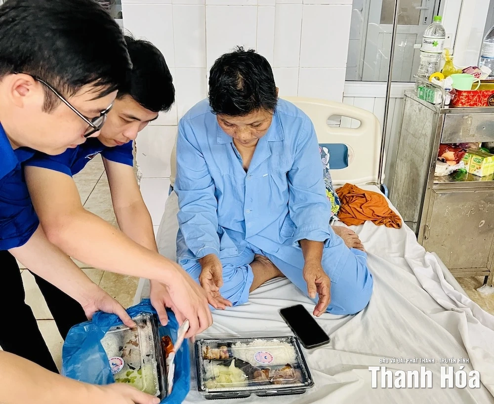 “Hộp cơm nhân ái” lan toả yêu thương tại Bệnh viện Đa khoa Nông Cống
