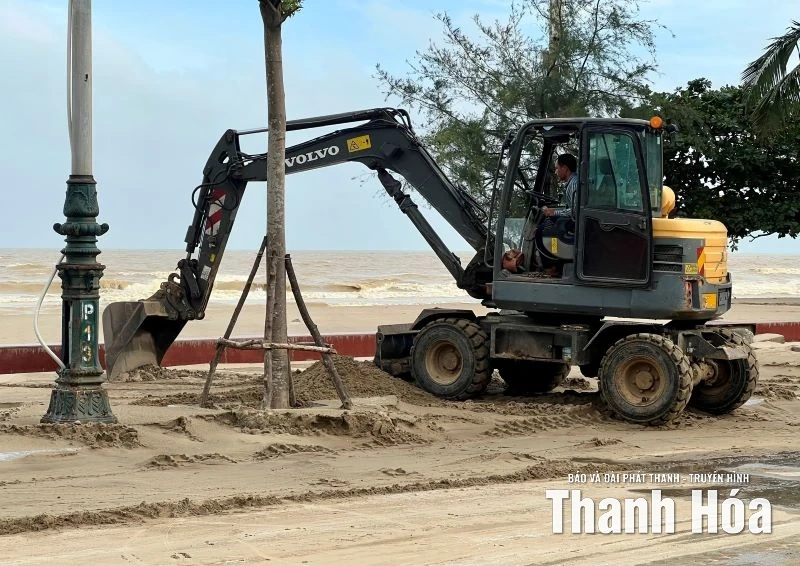 Phường Sầm Sơn ra quân dọn dẹp vệ sinh môi trường sau bão số 10