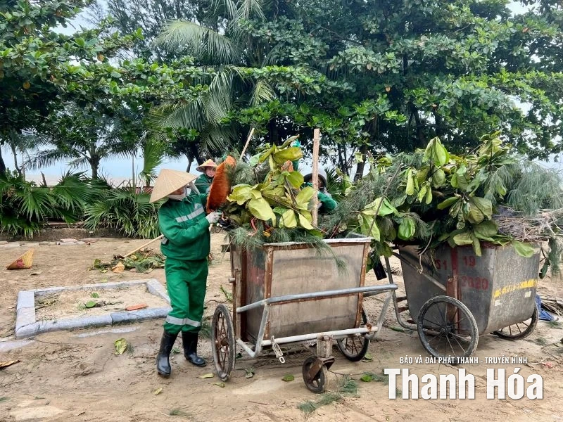Phường Sầm Sơn ra quân dọn dẹp vệ sinh môi trường sau bão số 10