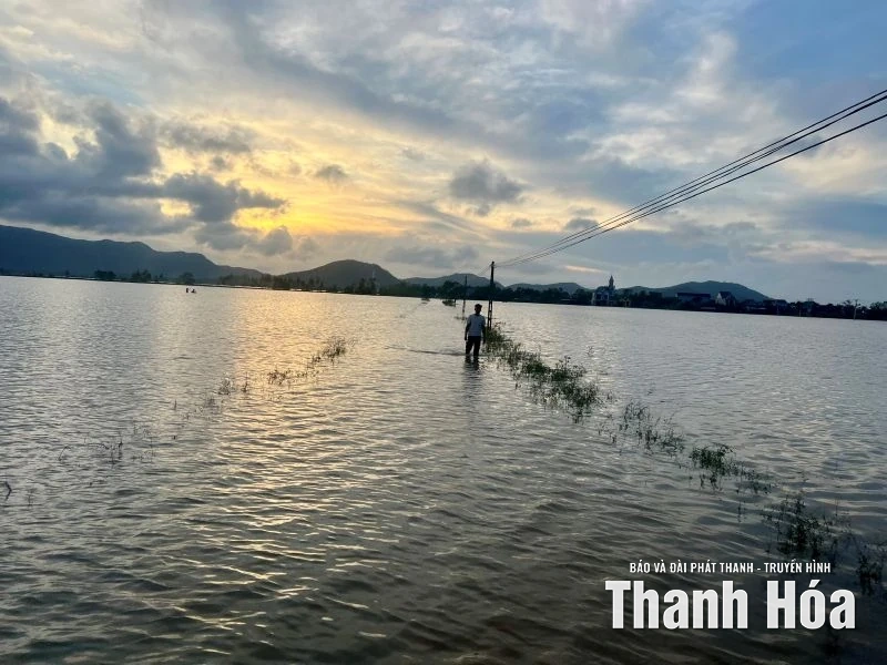 An Cư trong lũ: Gian khó nhưng không đơn độc