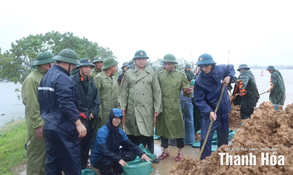 Chủ tịch UBND tỉnh Nguyễn Hoài Anh kiểm tra sự cố đê tại phường Quảng Phú
