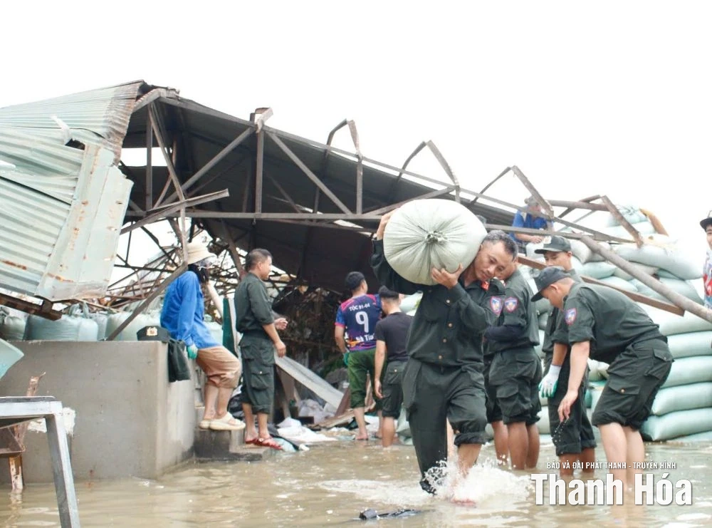Chiến sĩ Cảnh sát cơ động hỗ trợ người dân xã Hoằng Phú khắc phục thiệt hại sau trận lốc xoáy