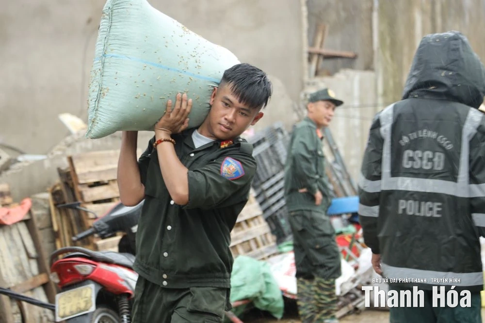 Chiến sĩ Cảnh sát cơ động hỗ trợ người dân xã Hoằng Phú khắc phục thiệt hại sau trận lốc xoáy