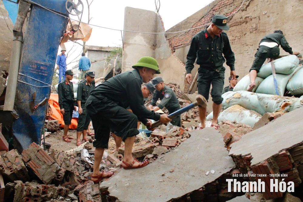 Chiến sĩ Cảnh sát cơ động hỗ trợ người dân xã Hoằng Phú khắc phục thiệt hại sau trận lốc xoáy