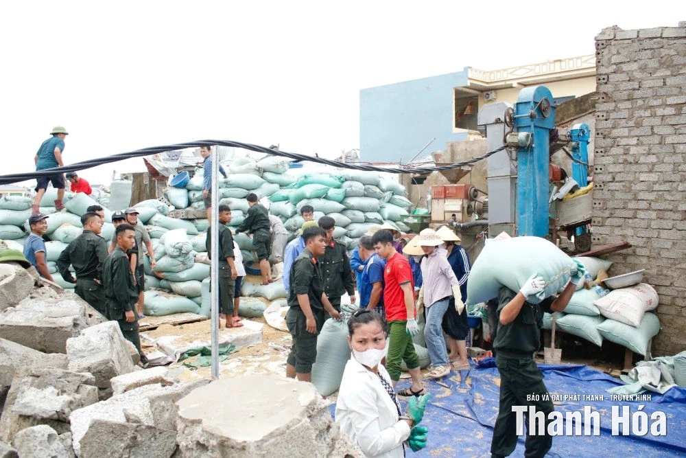 Chiến sĩ Cảnh sát cơ động hỗ trợ người dân xã Hoằng Phú khắc phục thiệt hại sau trận lốc xoáy