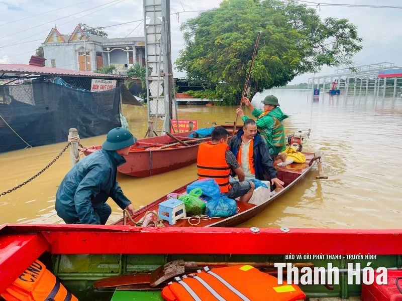Bộn bề sau lũ dữ