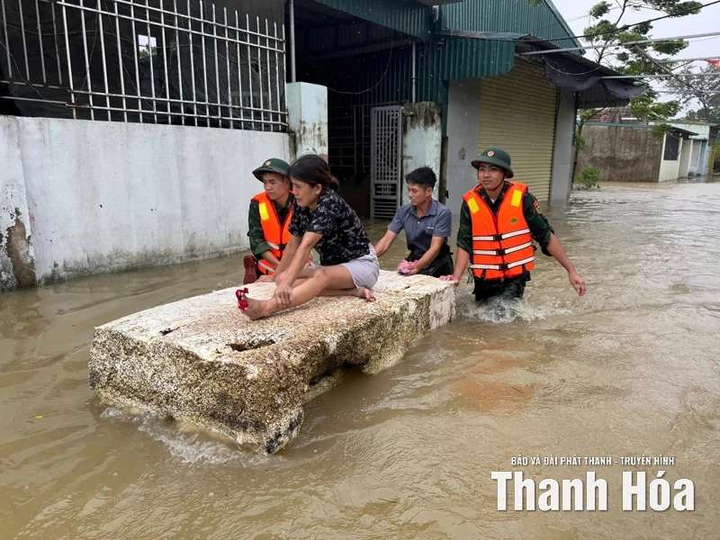 Căng mình ứng phó, khắc phục hậu quả bão số 10