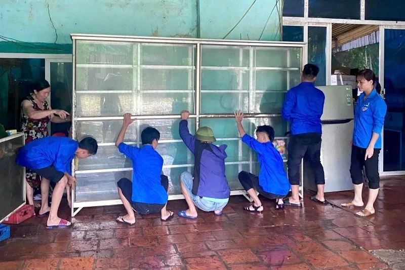Tuổi trẻ Thanh Hóa chung tay hỗ trợ người dân khắc phục hậu quả bão số 10
