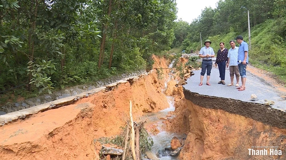 Đường liên xã Xuân Chinh - Thắng Lộc nát tươm sau bão số 10
