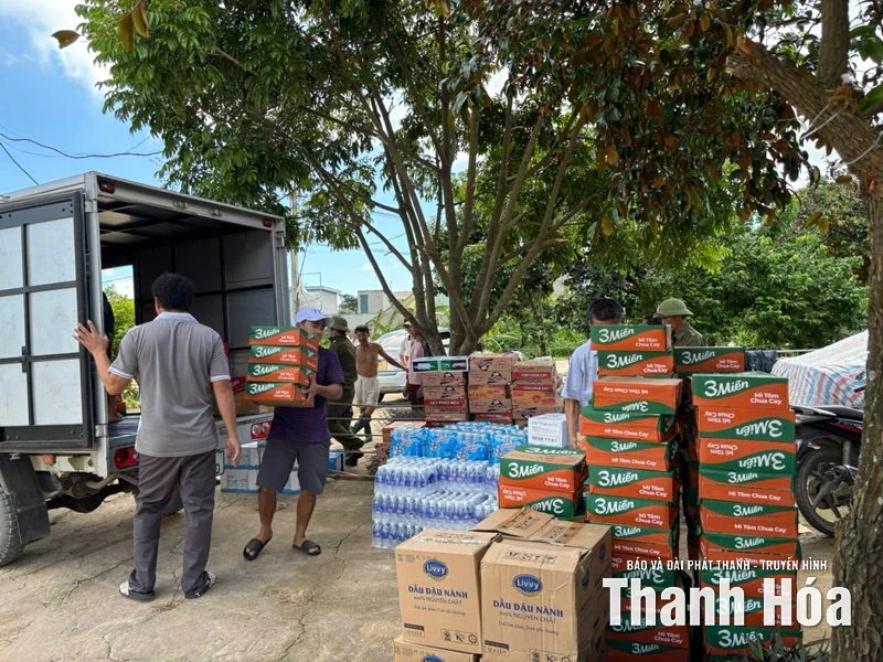 Đông Thành: Hỗ trợ nhu yếu phẩm cho người dân vùng ngoại đê sông Lèn