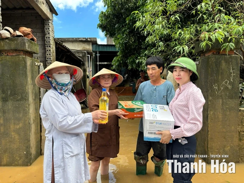 Đông Thành: Hỗ trợ nhu yếu phẩm cho người dân vùng ngoại đê sông Lèn