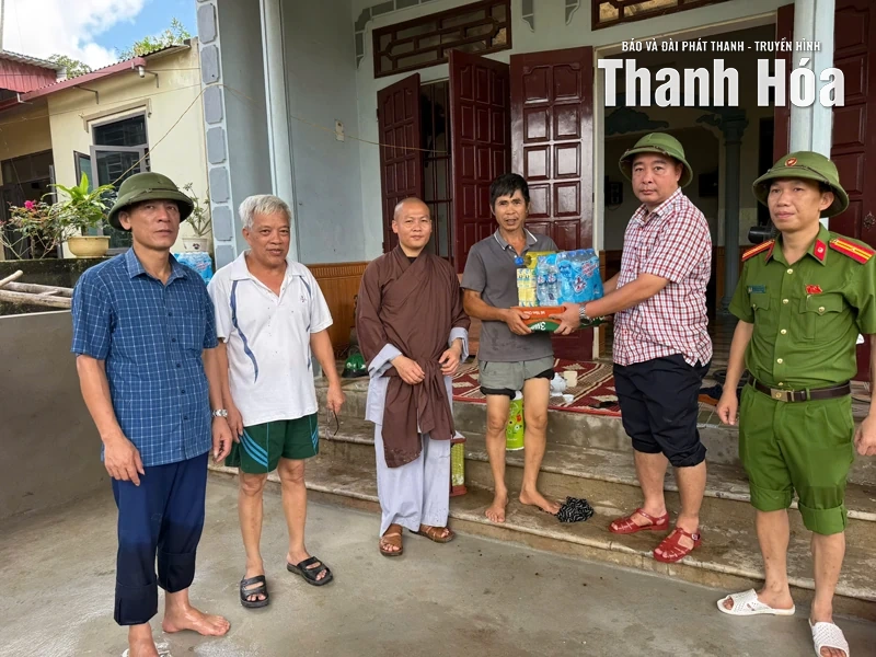 Đông Thành: Hỗ trợ nhu yếu phẩm cho người dân vùng ngoại đê sông Lèn