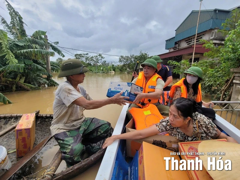 Đông Thành: Hỗ trợ nhu yếu phẩm cho người dân vùng ngoại đê sông Lèn