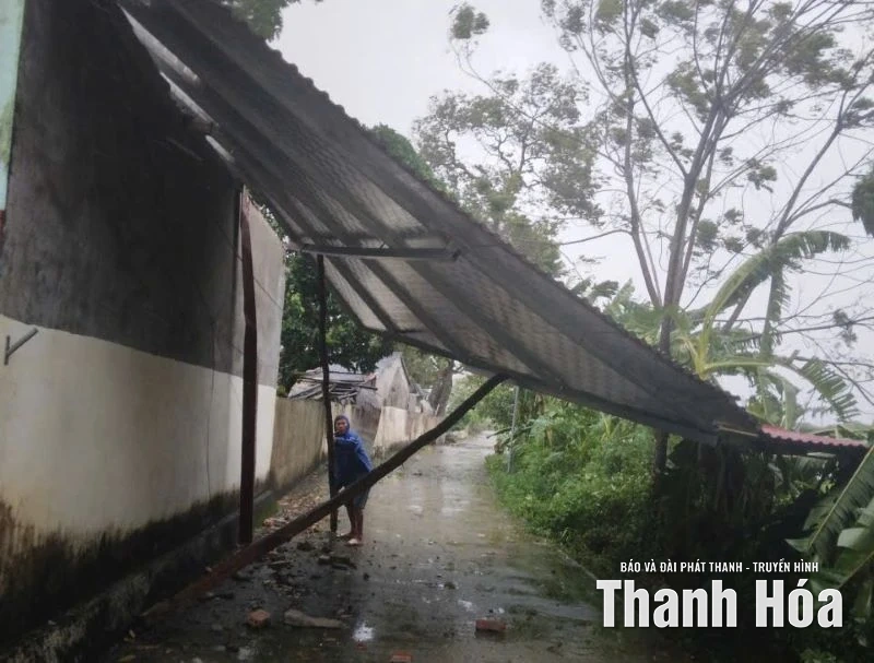 Đoàn viên thanh niên xung kích hỗ trợ người dân chống bão số 10
