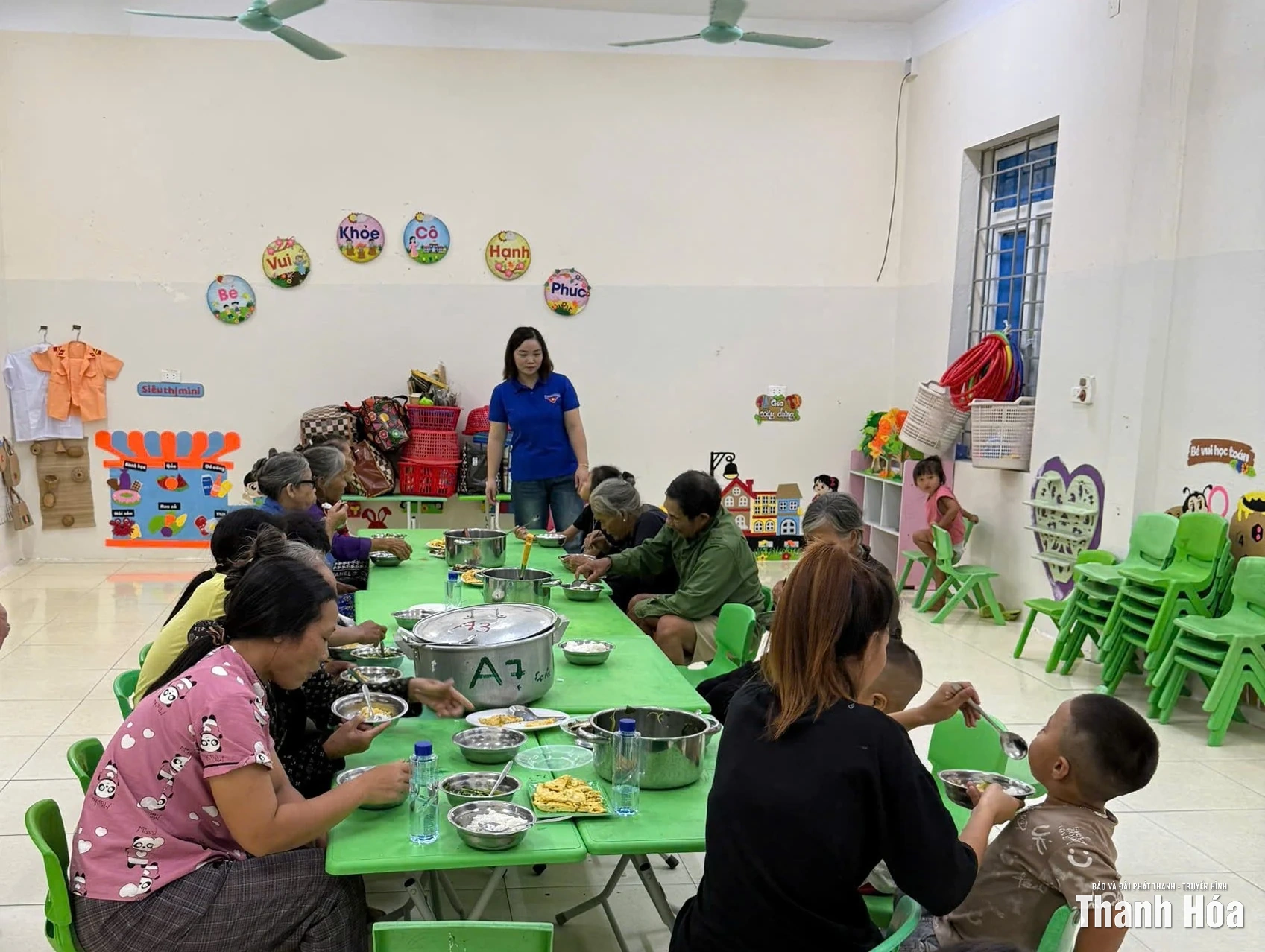 Đoàn viên thanh niên vào bếp, chuẩn bị bữa ăn tiếp tế người dân vùng lũ