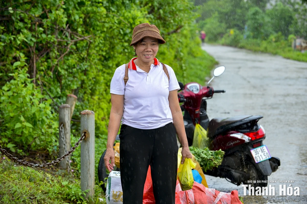 Nước sông Bưởi vượt báo động 3, hàng nghìn nhà dân xã Kim Tân ngập sâu trong lũ