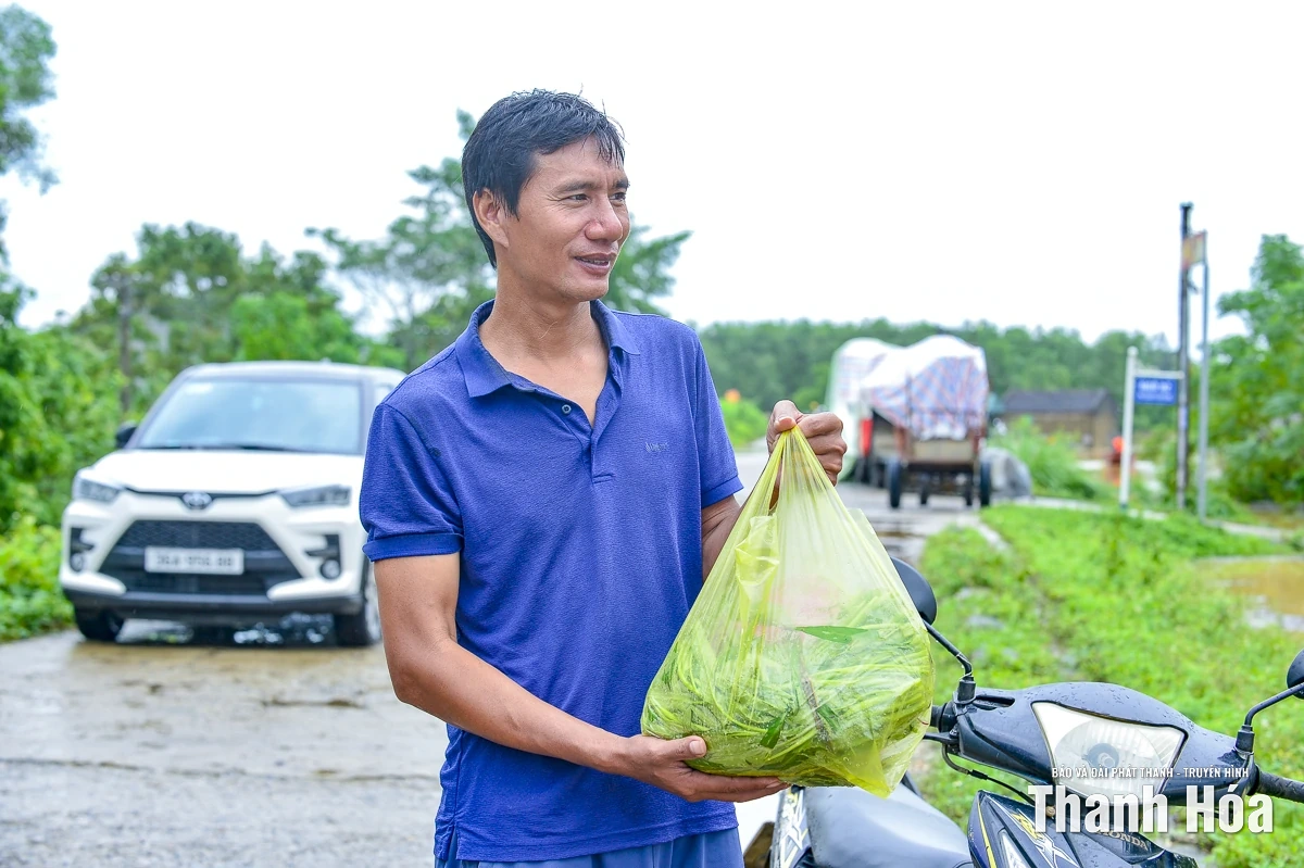 Nước sông Bưởi vượt báo động 3, hàng nghìn nhà dân xã Kim Tân ngập sâu trong lũ