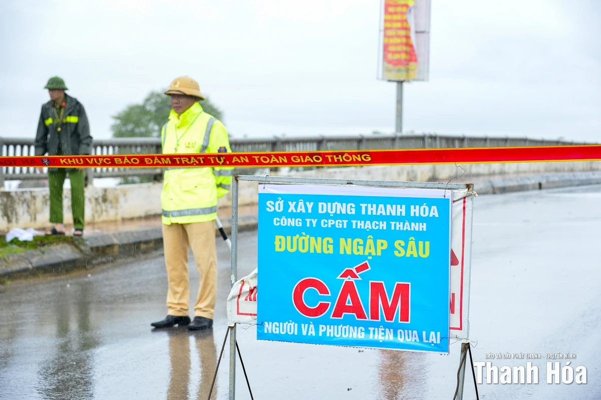 Nước sông Bưởi vượt báo động 3, hàng nghìn nhà dân xã Kim Tân ngập sâu trong lũ