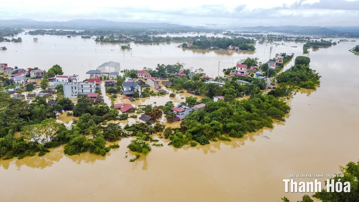 Nước sông Bưởi vượt báo động 3, hàng nghìn nhà dân xã Kim Tân ngập sâu trong lũ