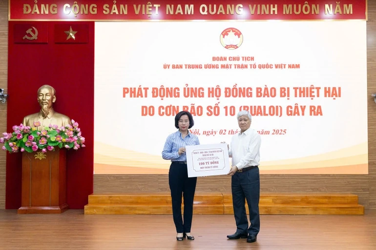 Ủy ban Trung ương Mặt trận Tổ quốc Việt Nam tiếp nhận hơn 670 tỷ đồng ủng hộ đồng bào ảnh hưởng bởi cơn bão số 10