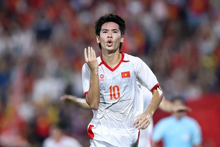 Bộ ba Đông Á Thanh Hóa được triệu tập lên U23 Việt Nam; Địa chấn tại Champions League