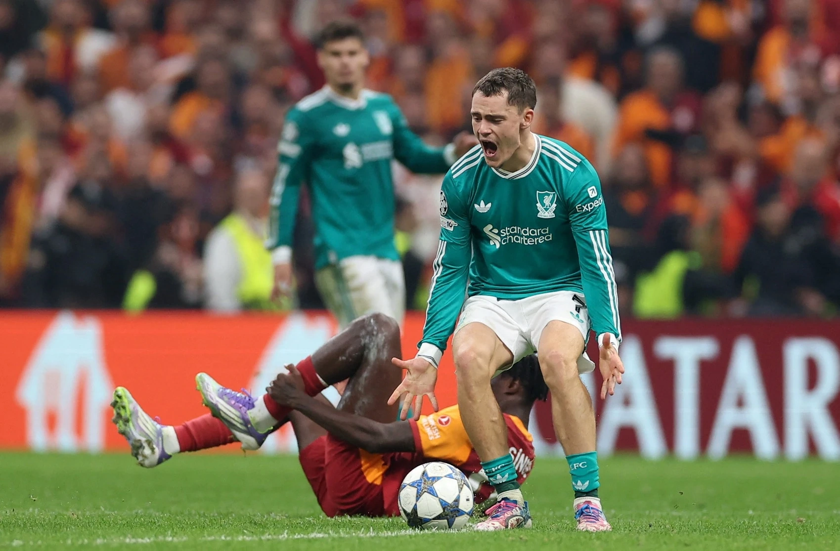 Bộ ba Đông Á Thanh Hóa được triệu tập lên U23 Việt Nam; Địa chấn tại Champions League