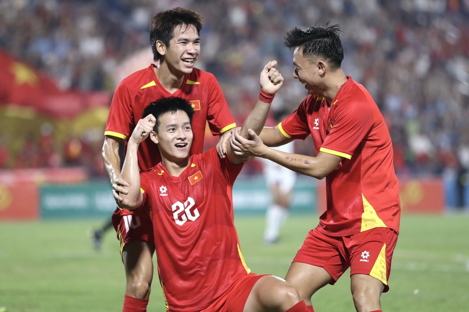 Đức Chiến lý giải màn ăn mừng trước đội bóng cũ; Roma gây sốc với ba lần hỏng penalty