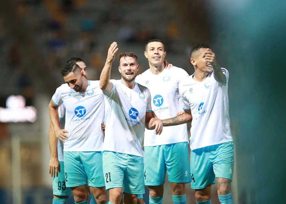 Đức Chiến lý giải màn ăn mừng trước đội bóng cũ; Roma gây sốc với ba lần hỏng penalty