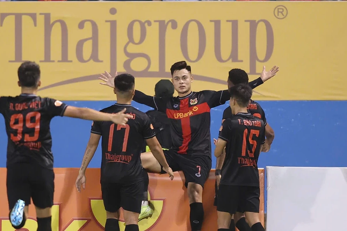 Đức Chiến lý giải màn ăn mừng trước đội bóng cũ; Roma gây sốc với ba lần hỏng penalty