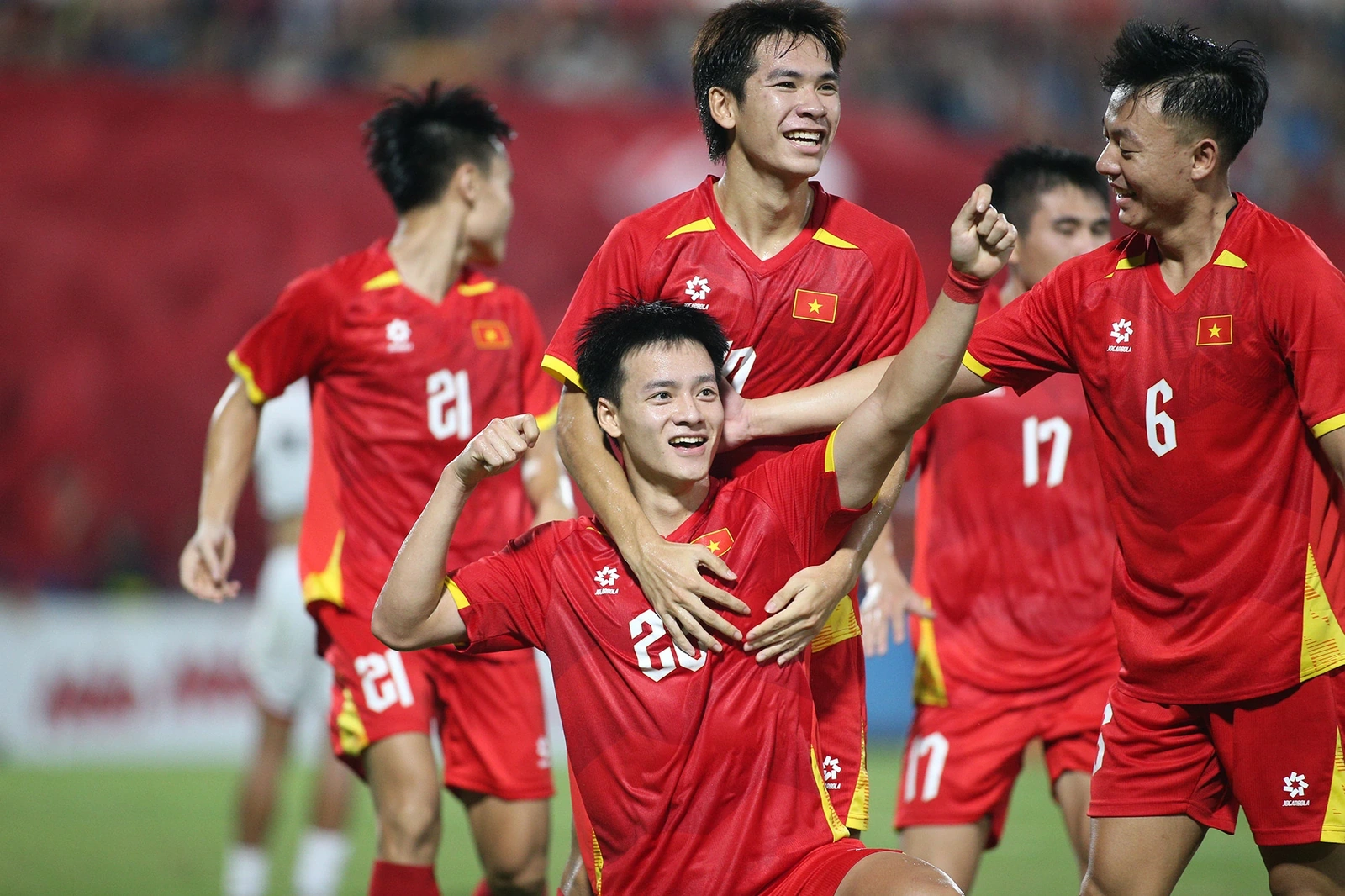 HAGL bỏ lỡ chiến thắng vì hỏng penalty; Amorim lo mất ghế ở MU