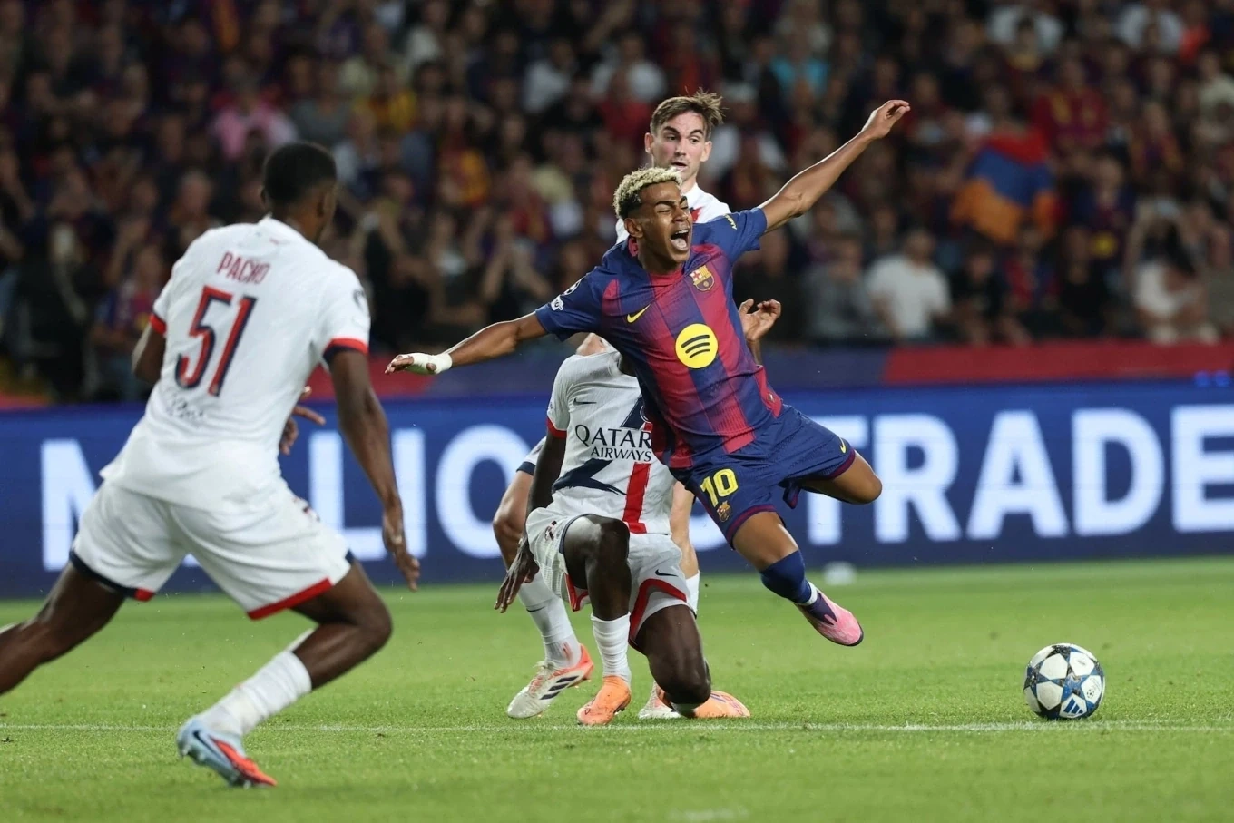 HAGL bỏ lỡ chiến thắng vì hỏng penalty; Amorim lo mất ghế ở MU