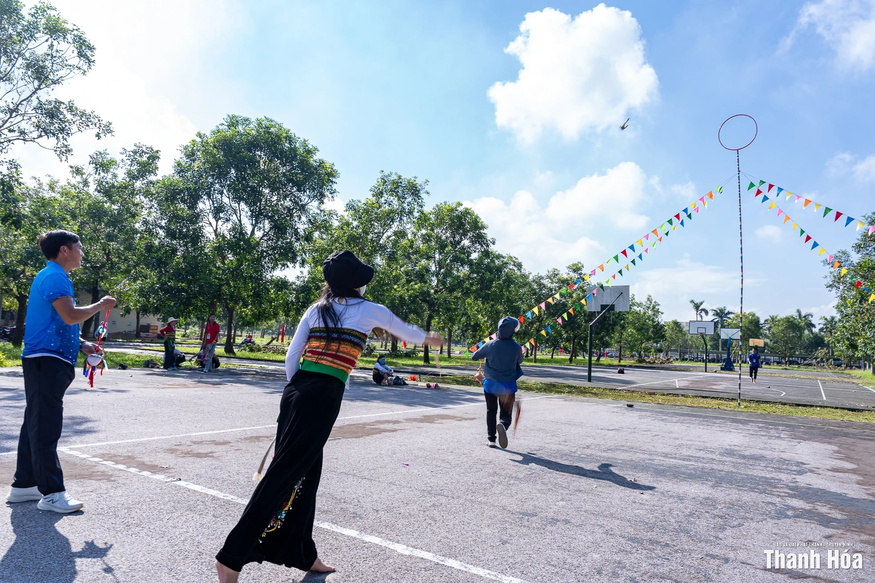 Khai mạc các môn tung còn, đẩy gậy, bắn nỏ, kéo co và bóng chuyền Đại hội TDTT tỉnh Thanh Hóa