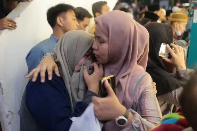 Sập trường học Hồi giáo ở Indonesia, 38 người mất tích
