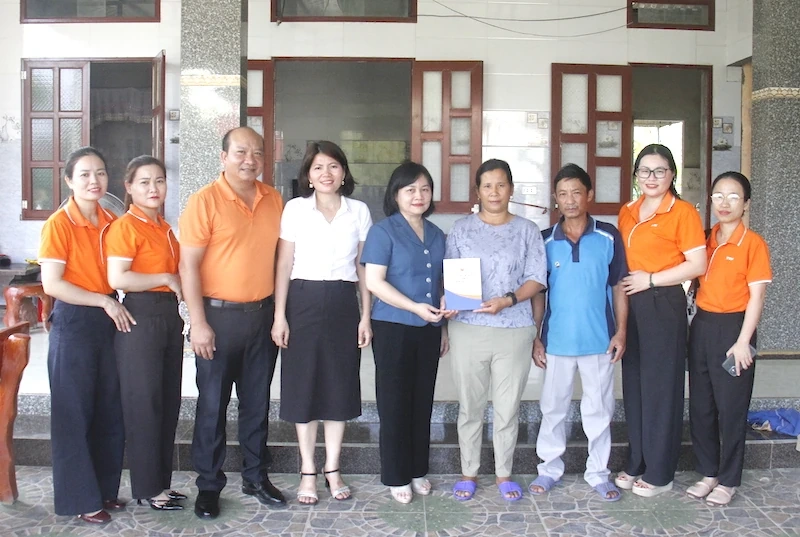 TYM Chi nhánh Nam Thanh Hóa thăm hỏi, hỗ trợ khách hàng bị thiệt hại do bão số 10