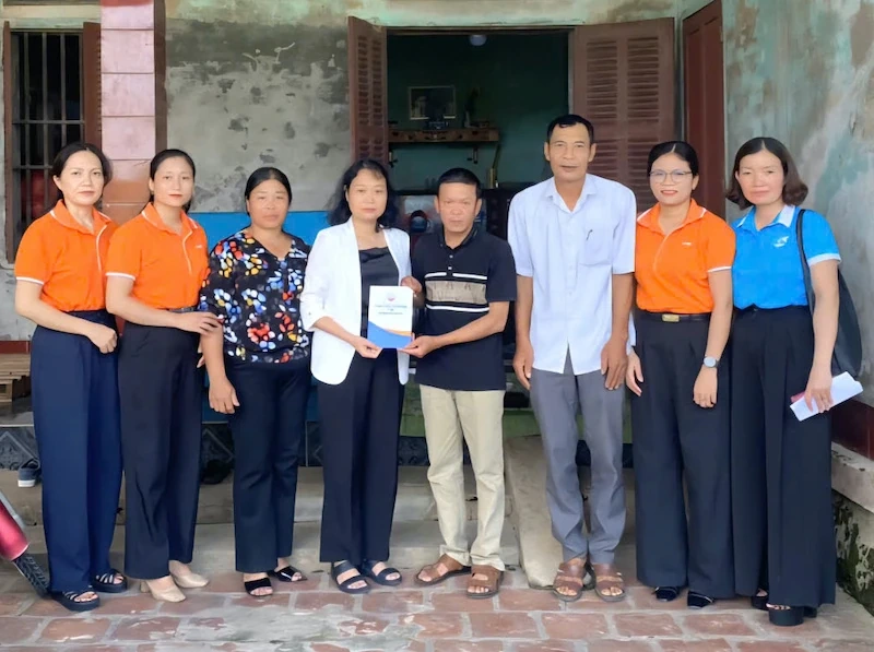 TYM Chi nhánh Nam Thanh Hóa thăm hỏi, hỗ trợ khách hàng bị thiệt hại do bão số 10