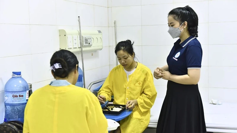 Người dân vui mừng khi được chăm sóc sức khỏe bền vững