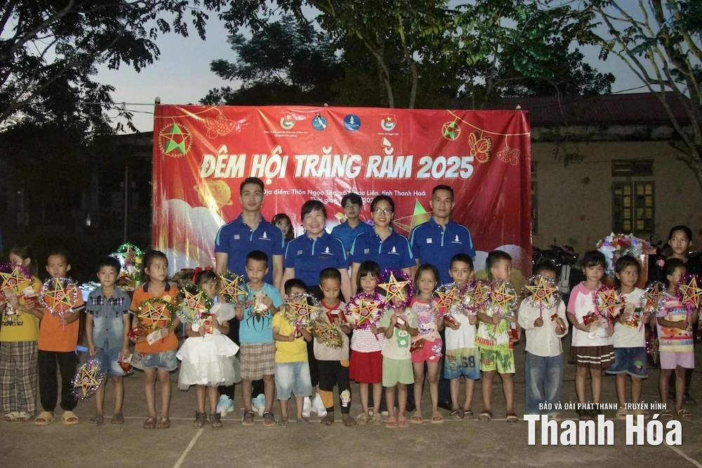 “Đêm hội Trăng Rằm 2025” đến với trẻ em xã Ngọc Liên