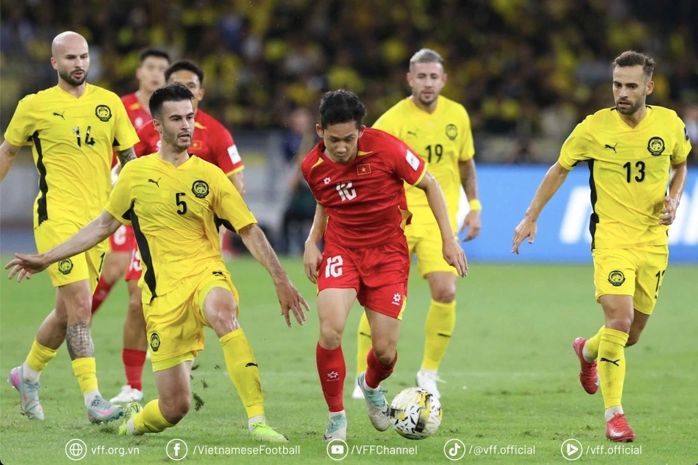 HLV Văn Sỹ Sơn tái ngộ SLNA; MU nên mượn Messi tháng 1? 