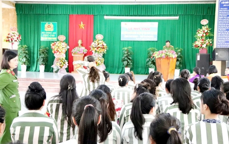 Hội LHPN tỉnh thăm, tặng quà nữ phạm nhân dịp 20/10